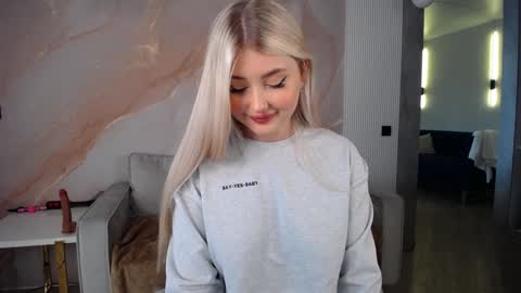 Snapshot of cute18cute chatting on 22, 1, 2025 Kira  online show from 22, 1, 2025