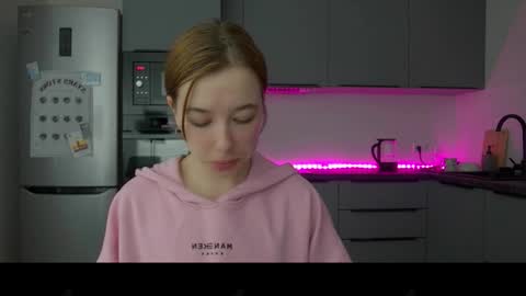 Snapshot of cute_beauty chatting on 4, 12, 2025 Amanda online show from 4, 12, 2025