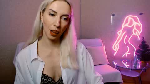 cute_smile_shy online show from 13, 12, 2025