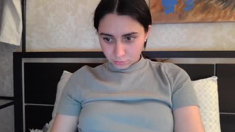 cute_strawberry_ online show from 9, 12, 2024