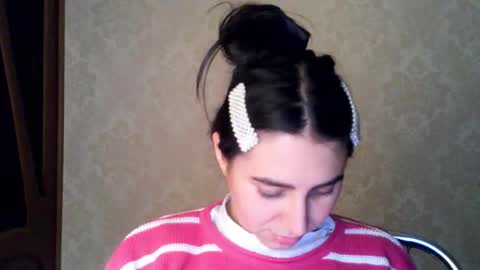 Snapshot of cute_strawberry_ chatting on 16, 10, 2025 cute_strawberry_ online show from 16, 10, 2025
