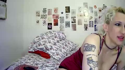 Snapshot of cutefemme chatting on 8, 11, 2025 Bella online show from 8, 11, 2025