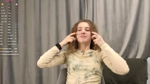 Snapshot of cutelunette chatting on 13, 12, 2025 Ellen online show from 13, 12, 2025