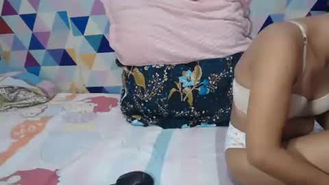 Snapshot of cutie_bella_xxx chatting on 22, 10, 2025 bella online show from 22, 10, 2025