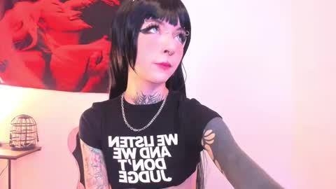 Snapshot of cyberia____________________ chatting on 12, 11, 2025 cel I am independent Help me reach 200 thumbs up uwu online show from 12, 11, 2025