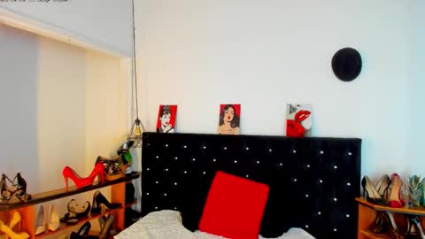 Mia  online show from 24, 10, 2025