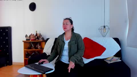 Mia  online show from 25, 10, 2025