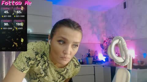 Tracey and Eve purple online show from 21, 12, 2024