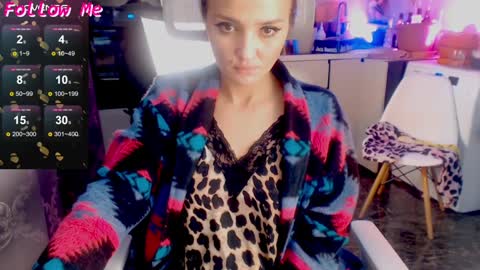 Tracey and Eve purple online show from 21, 12, 2024