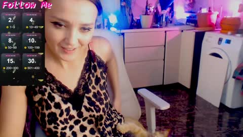 Tracey and Eve purple online show from 21, 12, 2024