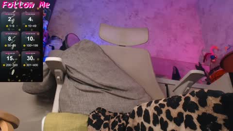 Tracey and Eve purple online show from 31, 12, 2024