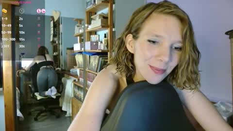 daisy_lovely online show from 11, 11, 2025