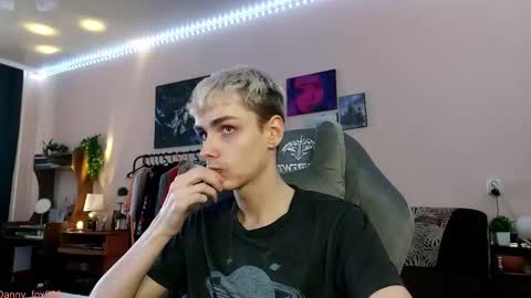 Snapshot of danny_fox888 chatting on 22, 11, 2025 Daniel online show from 22, 11, 2025