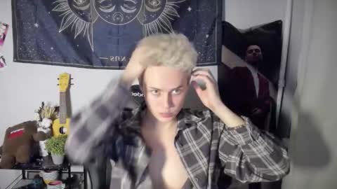 Snapshot of danny_love01 chatting on 12, 11, 2025 danny online show from 12, 11, 2025