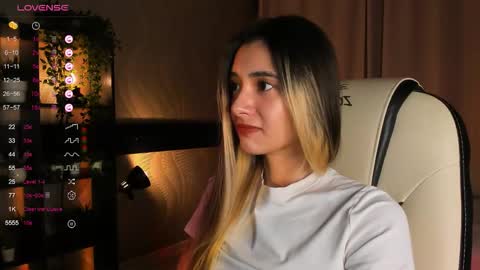 Snapshot of darlabelle chatting on 15, 10, 2025 Belle online show from 15, 10, 2025