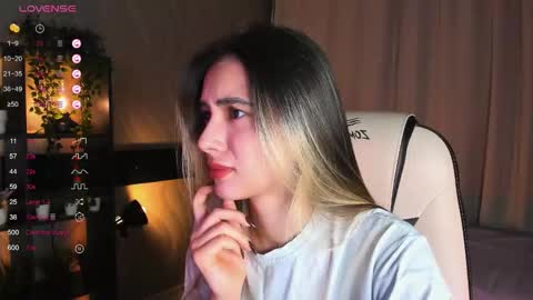 Snapshot of darlabelle chatting on 5, 12, 2025 Belle online show from 5, 12, 2025