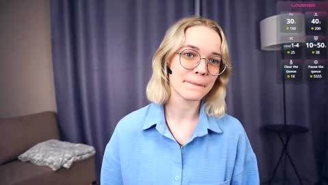 Charlie 18yo online show from 10, 9, 2025