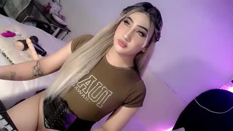 Snapshot of deluxetgirl69 chatting on 2, 11, 2025 Chesca online show from 2, 11, 2025