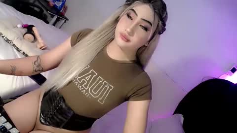 Snapshot of deluxetgirl69 chatting on 4, 11, 2025 Chesca online show from 4, 11, 2025