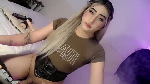 Snapshot of deluxetgirl69 chatting on 8, 11, 2025 Chesca online show from 8, 11, 2025