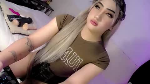 Snapshot of deluxetgirl69 chatting on 9, 11, 2025 Chesca online show from 9, 11, 2025