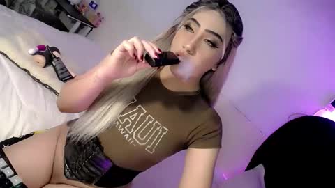 Snapshot of deluxetgirl69 chatting on 14, 11, 2025 Chesca online show from 14, 11, 2025