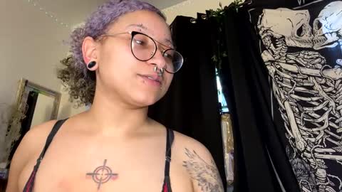 Snapshot of deluxxxeblu chatting on 29, 1, 2025 TankinBody online show from 29, 1, 2025