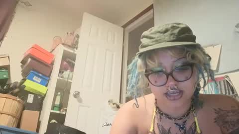 Snapshot of deluxxxeblu chatting on 21, 10, 2025 TankinBody online show from 21, 10, 2025