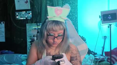 Snapshot of deluxxxeblu chatting on 13, 1, 2026 TankinBody online show from 13, 1, 2026