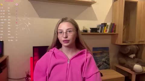 Snapshot of deonnagarn chatting on 13, 11, 2025 Vi Victoria online show from 13, 11, 2025