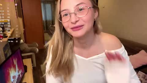 Snapshot of deonnagarn chatting on 16, 11, 2025 Vi Victoria online show from 16, 11, 2025