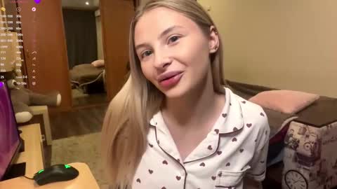 Snapshot of deonnagarn chatting on 28, 11, 2025 Vi Victoria online show from 28, 11, 2025