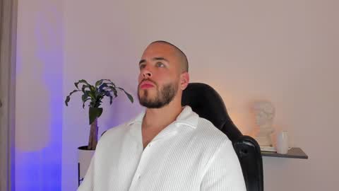 Devon Collins Independent model online show from 14, 12, 2024