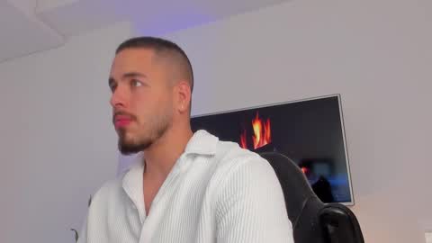 Devon Collins Independent model online show from 4, 10, 2025