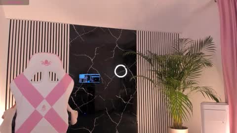 Snapshot of diamond_ava_ chatting on 20, 10, 2025 Thea online show from 20, 10, 2025