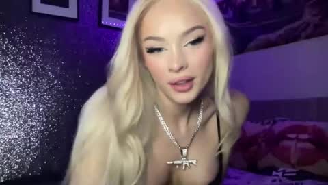 Snapshot of diamond_the_blonde chatting on 1, 12, 2025 Diamond online show from 1, 12, 2025