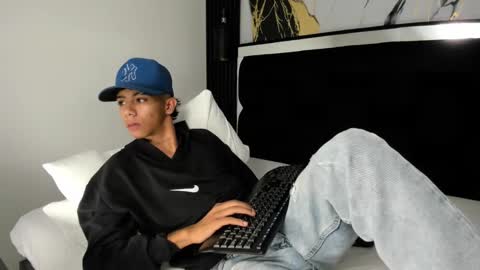 Snapshot of dikey_18 chatting on 12, 12, 2024 dikey_18 online show from 12, 12, 2024