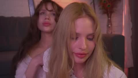 Eva and Lucia online show from 5, 3, 2025