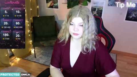 Snapshot of doll_chloe_ chatting on 4, 1, 2025 Chloe online show from 4, 1, 2025