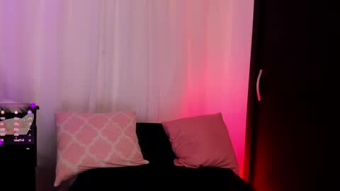 Snapshot of doll_venus chatting on 12, 3, 2025 Roxana independent model can you help me reach 100 hands up uwu online show from 12, 3, 2025