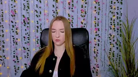 Snapshot of doll_vey chatting on 4, 3, 2025 doll_vey online show from 4, 3, 2025