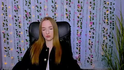 Snapshot of doll_vey chatting on 4, 3, 2025 doll_vey online show from 4, 3, 2025