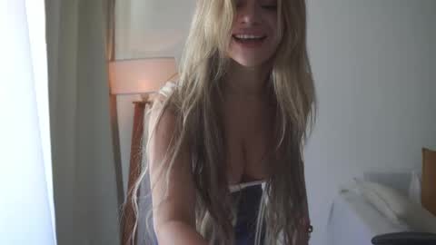 Snapshot of donnna19 chatting on 16, 10, 2025 Donatella online show from 16, 10, 2025