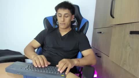 Snapshot of dorman_boy chatting on 25, 11, 2025 dorman_boy online show from 25, 11, 2025