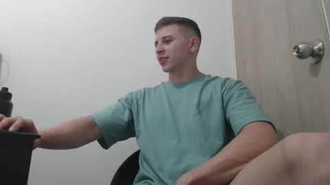 Snapshot of draco_boy2000 chatting on 31, 10, 2025 draco_boy2000 online show from 31, 10, 2025