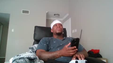 Snapshot of dsmoov_ chatting on 27, 10, 2025 SmoovFanz online show from 27, 10, 2025