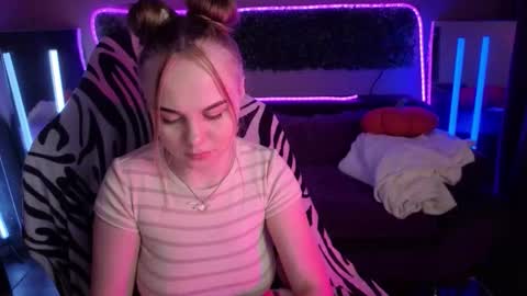 Snapshot of dyna_bae chatting on 10, 11, 2025 Dyna online show from 10, 11, 2025