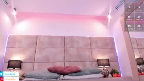 Snapshot of eevee_taylor chatting on 22, 10, 2025 Eevee online show from 22, 10, 2025