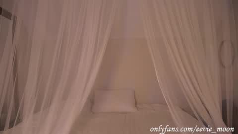 Snapshot of eevie_moon chatting on 28, 2, 2025 eevie online show from 28, 2, 2025