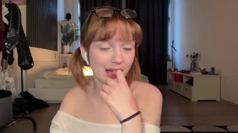 Snapshot of electric_woman chatting on 19, 11, 2025 Aleksa online show from 19, 11, 2025